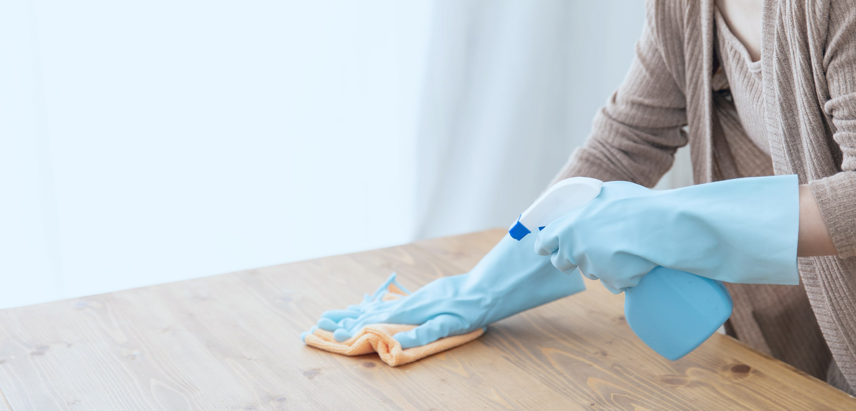 雑巾で掃除をしている写真